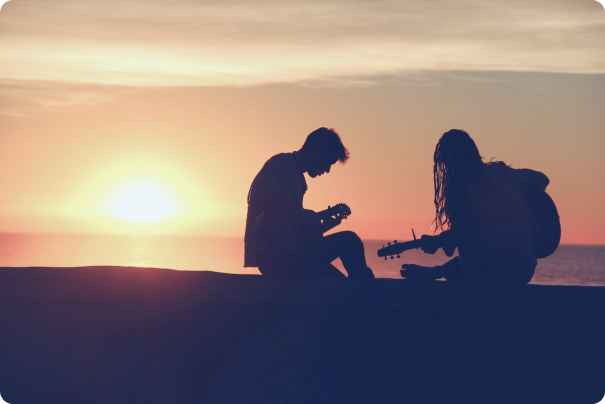 Tocando la guitarra al sol