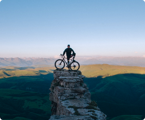 Imagen de un ciclista en el orizonte